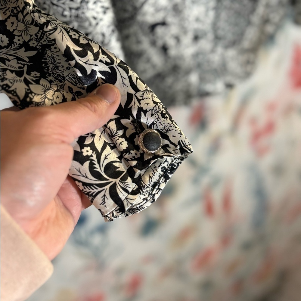 Vintage Floral Black and White Women's Top - Picture 4 of 10
